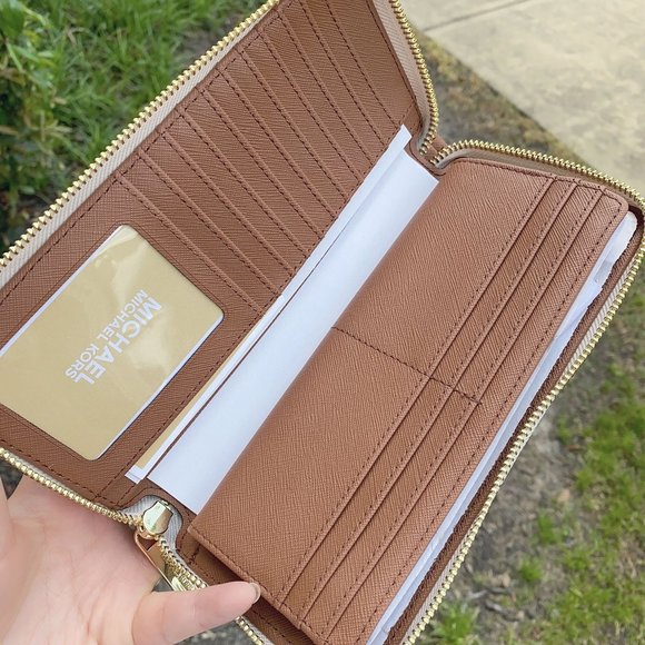 MK JST LG CONTINENTAL WALLET WRISTLET VANILLA - Picture 4 of 5